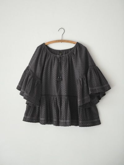 最も  コットンドビー刺繍ギャザーブラウス STORE ONLINE WaR O HUG | トップス
